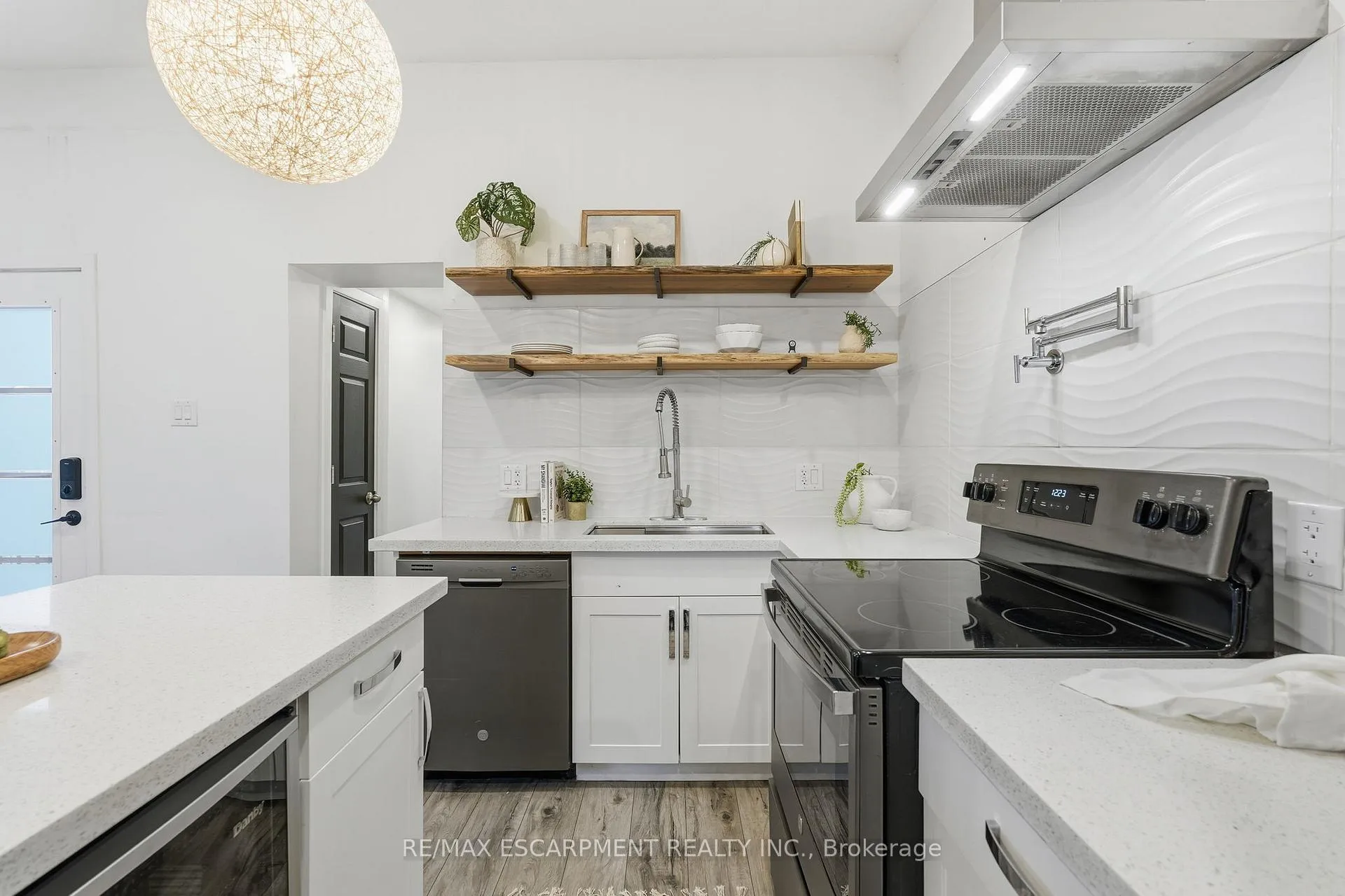 Photo 9 of 48 Frederick Avenue, Hamilton, Crown Point — HOMEH