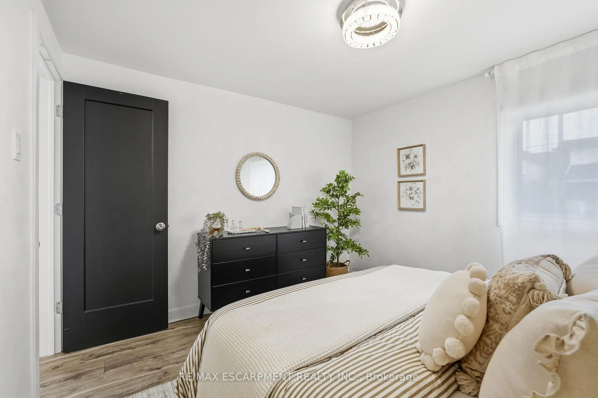 Photo 16 of 48 Frederick Avenue, Hamilton, Crown Point — HOMEH