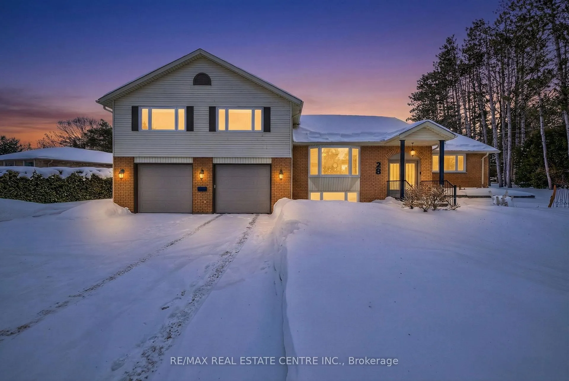 Front of 28 Starrview Crescent