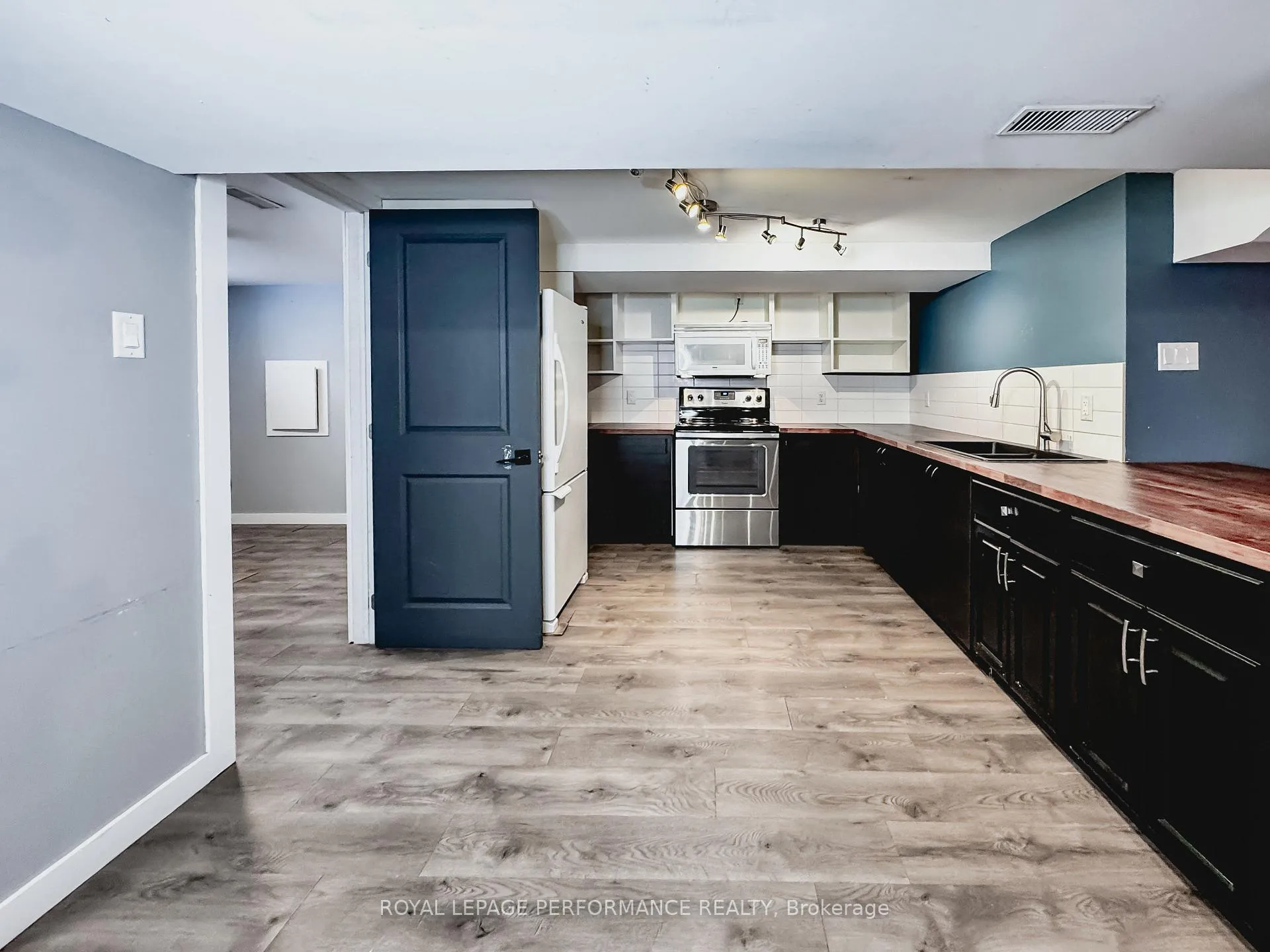Photo 5 of Unit B, 726 Cummings Avenue, Ottawa, Castle Heights/Rideau High — HOMEH