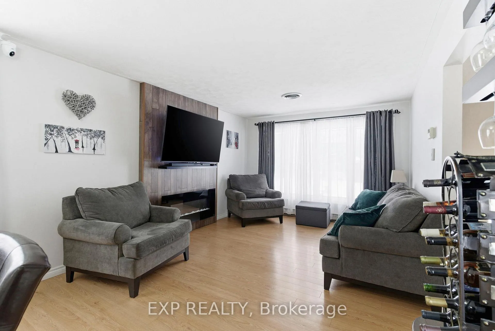 Photo 2 of 735 Montcalm Court, Cornwall — HOMEH