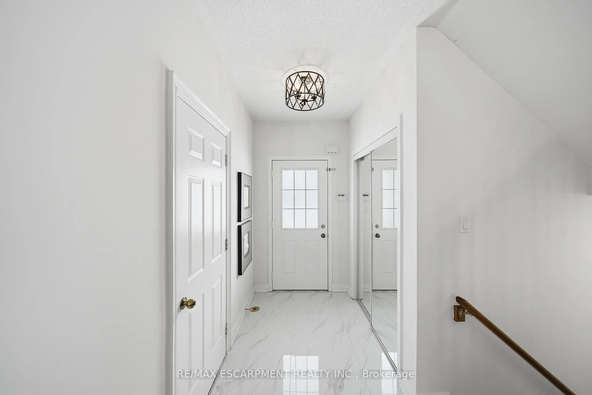 Photo 4 of 911 Zelinsky Crescent, Milton, Coates — HOMEH