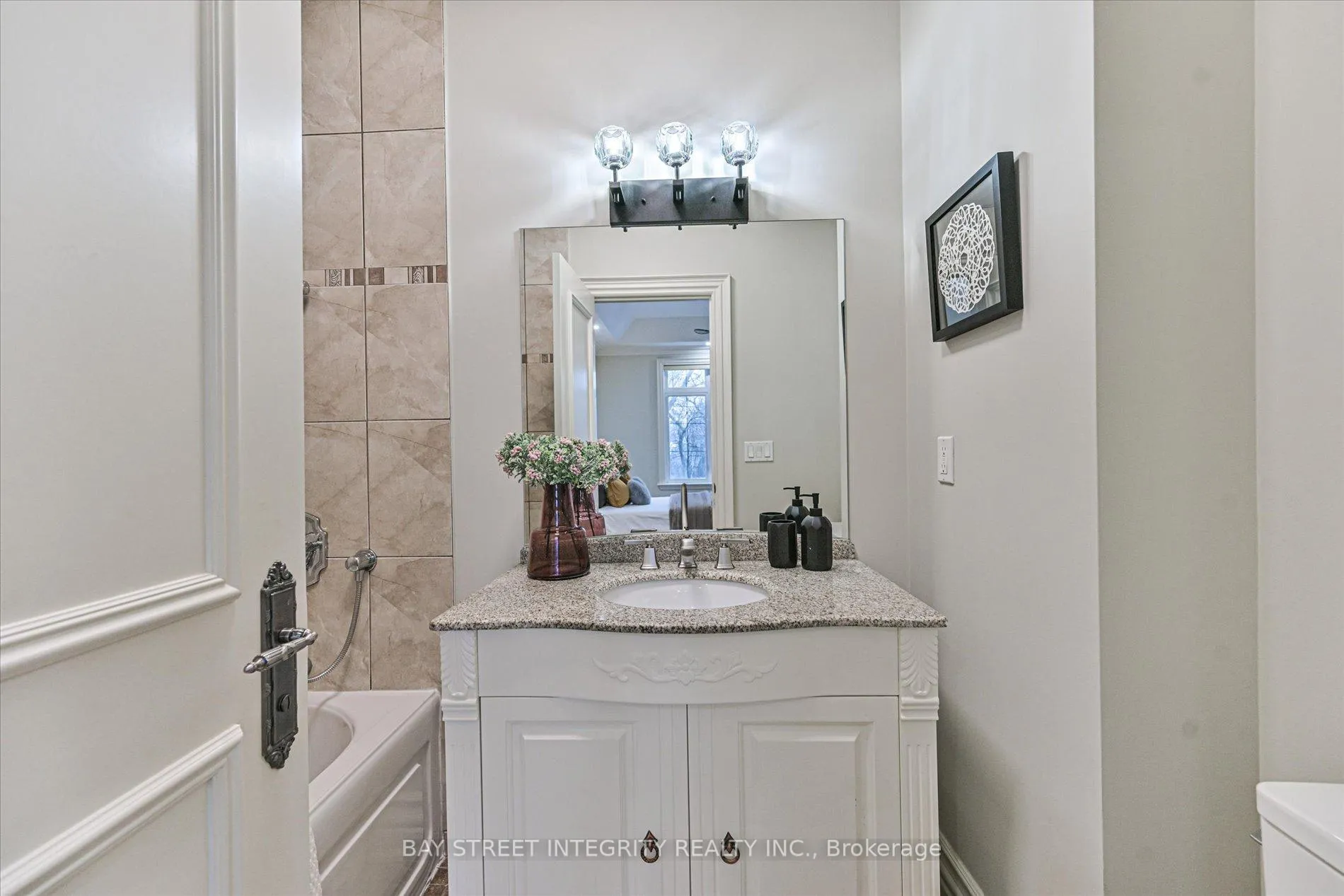 Photo 34 of 121 Caribou Road, Toronto, Bedford Park-Nortown — HOMEH