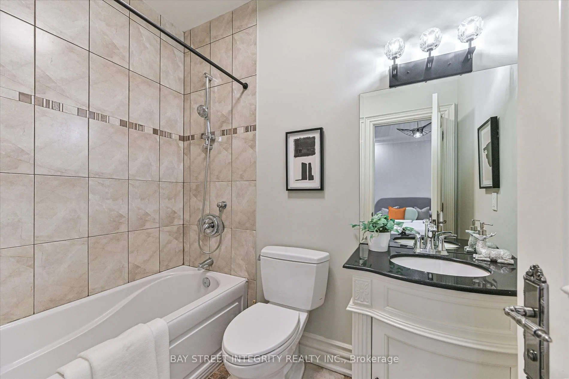 Photo 37 of 121 Caribou Road, Toronto, Bedford Park-Nortown — HOMEH