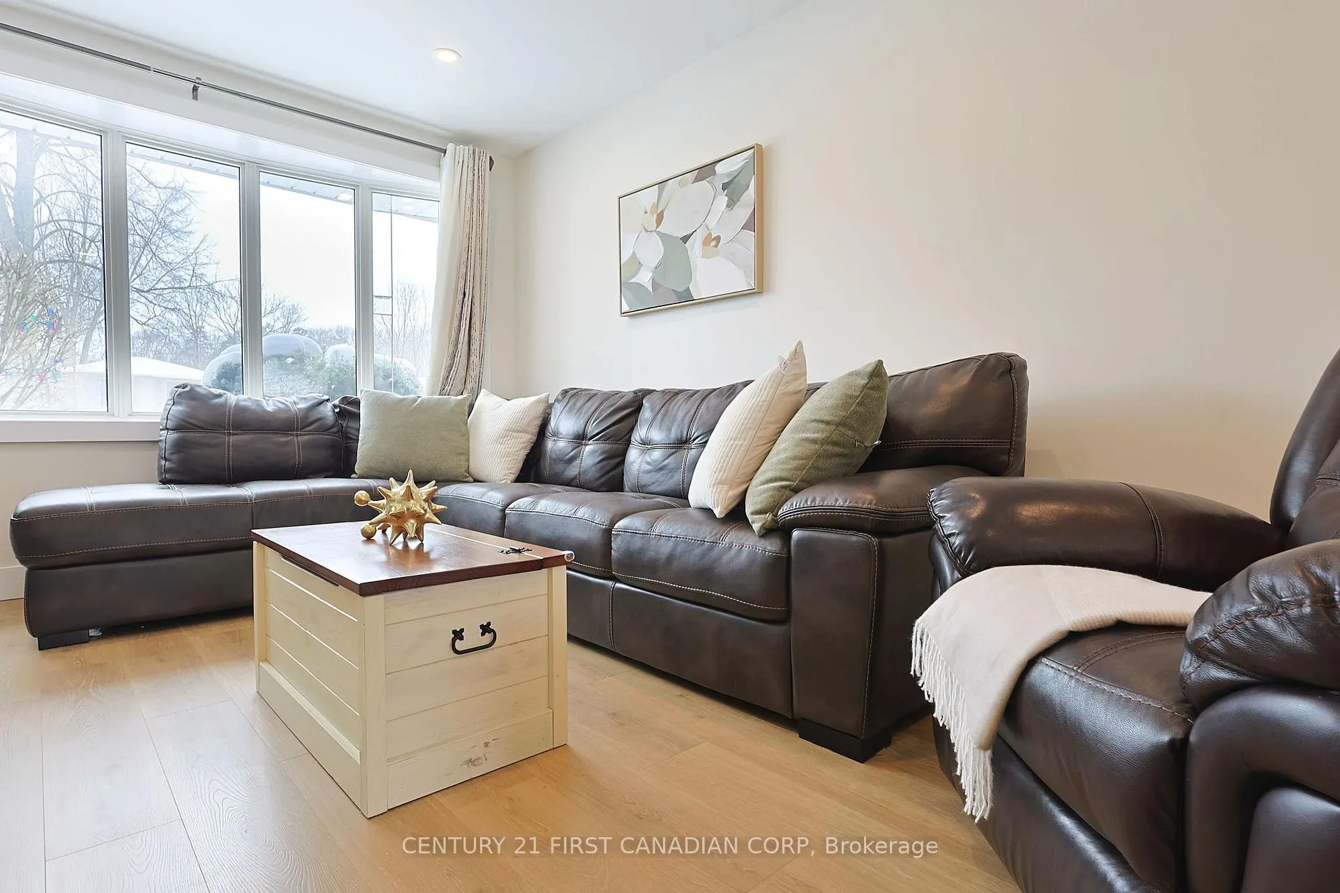 Photo 2 of 696 Griffith Street, London, South K — HOMEH
