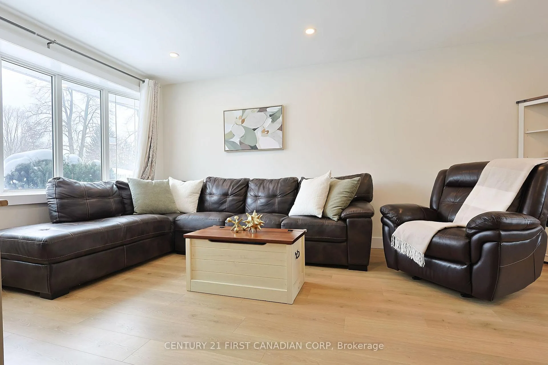 Photo 3 of 696 Griffith Street, London, South K — HOMEH