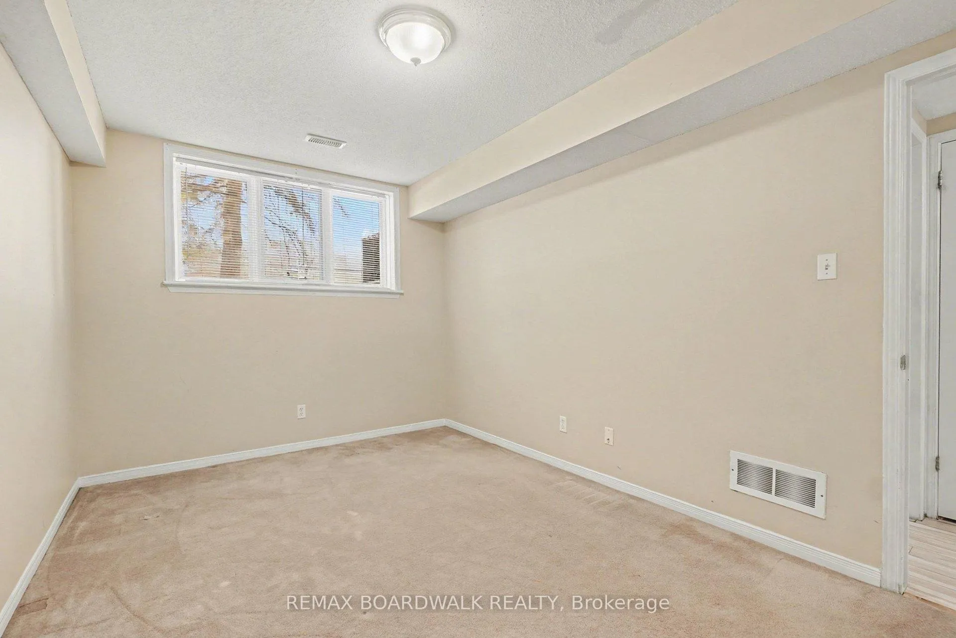 Photo 21 of 6 Briston Private, Ottawa, Hunt Club Park — HOMEH