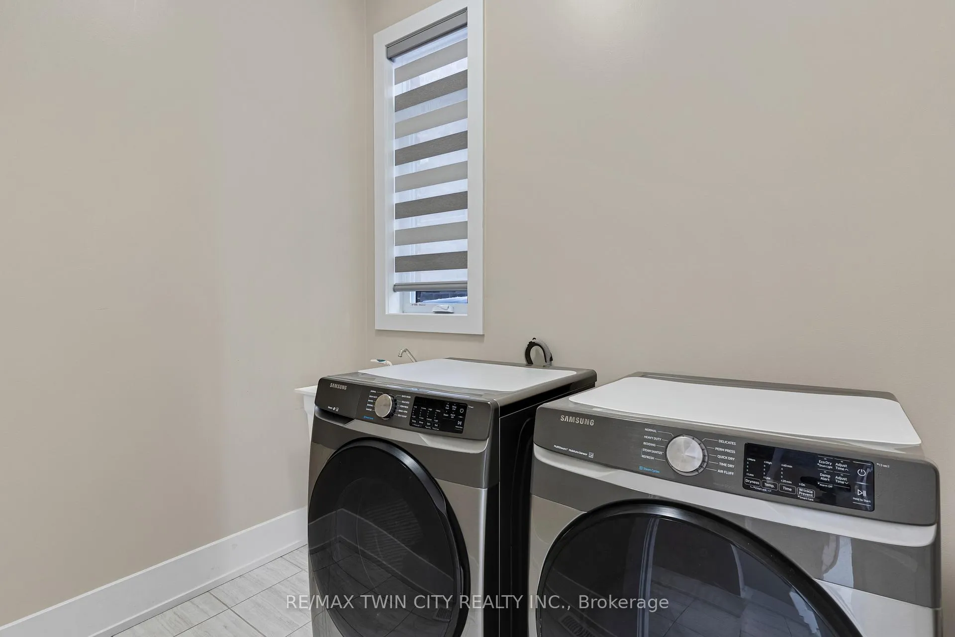 Photo 17 of 900 Pondcliffe Drive, Kitchener — HOMEH