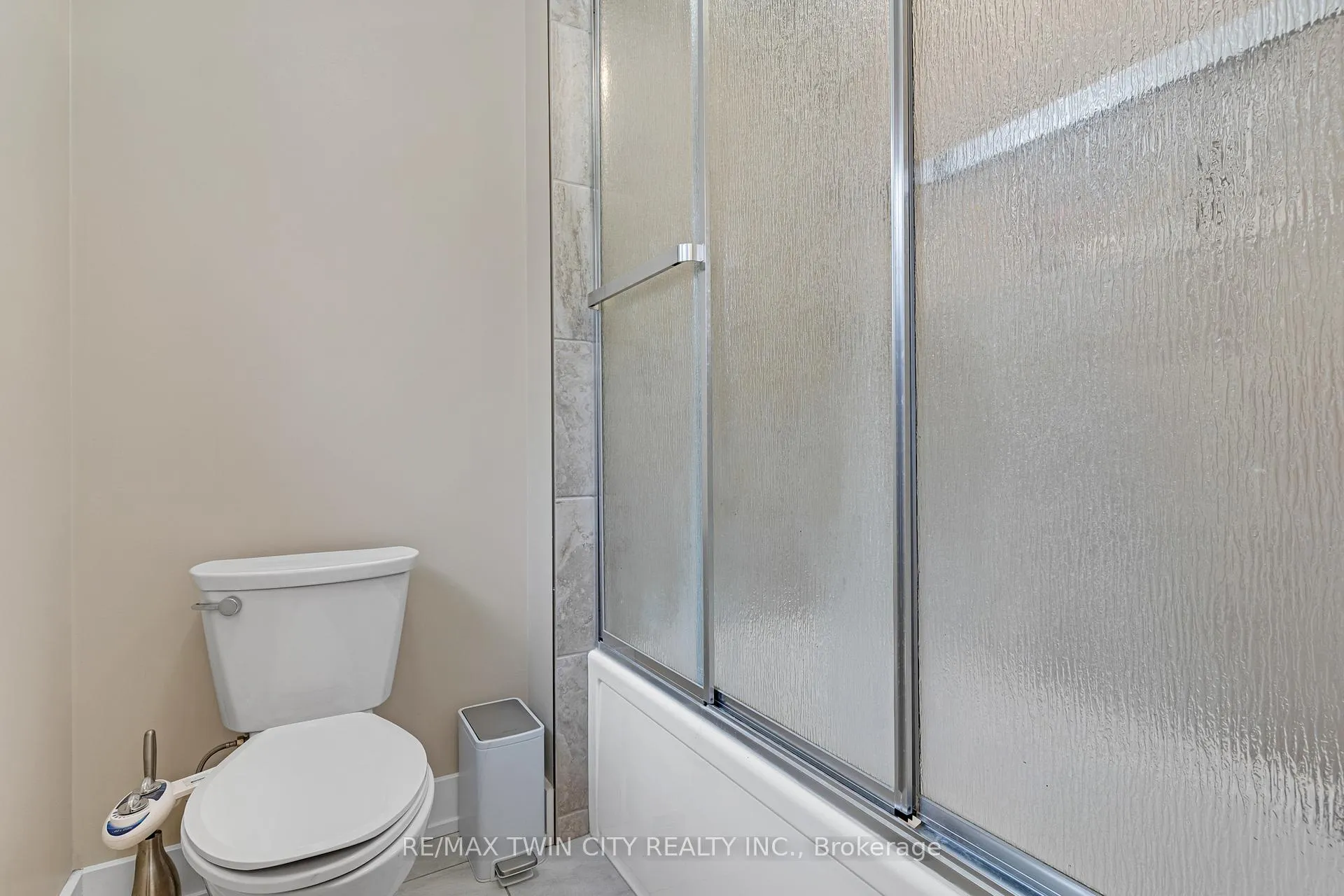 Photo 30 of 900 Pondcliffe Drive, Kitchener — HOMEH