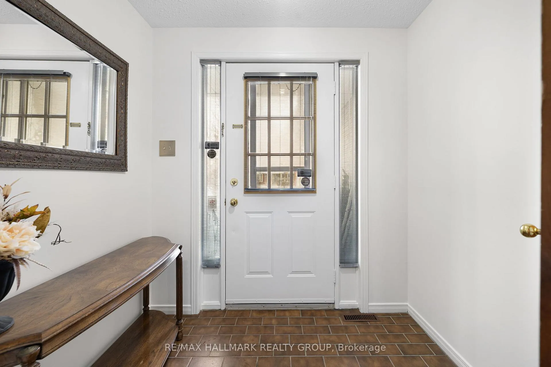 Photo 3 of 944 Greenbriar Avenue, Ottawa, Carleton Heights — HOMEH