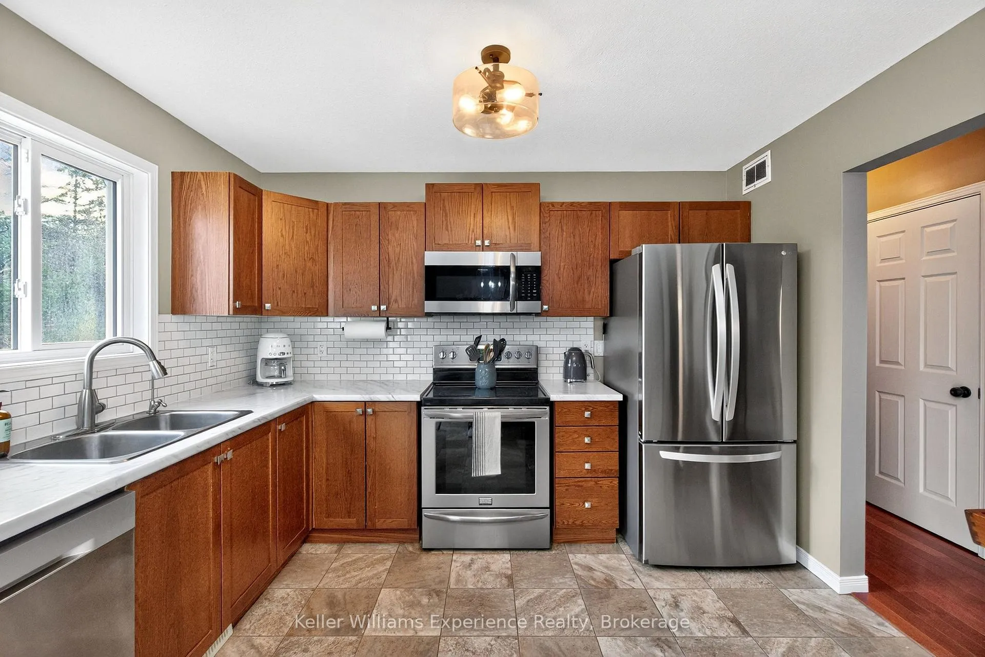 Photo 13 of 2891 Brady Drive, Severn, Washago — HOMEH