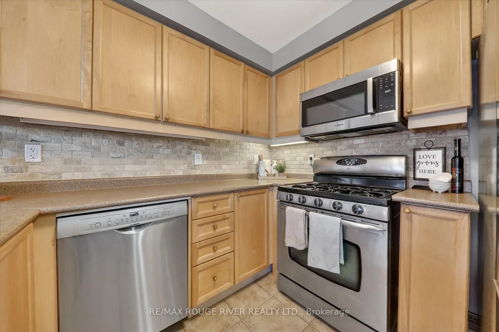 Photo 10 of 89 Kirkland Place, Whitby, Williamsburg — HOMEH