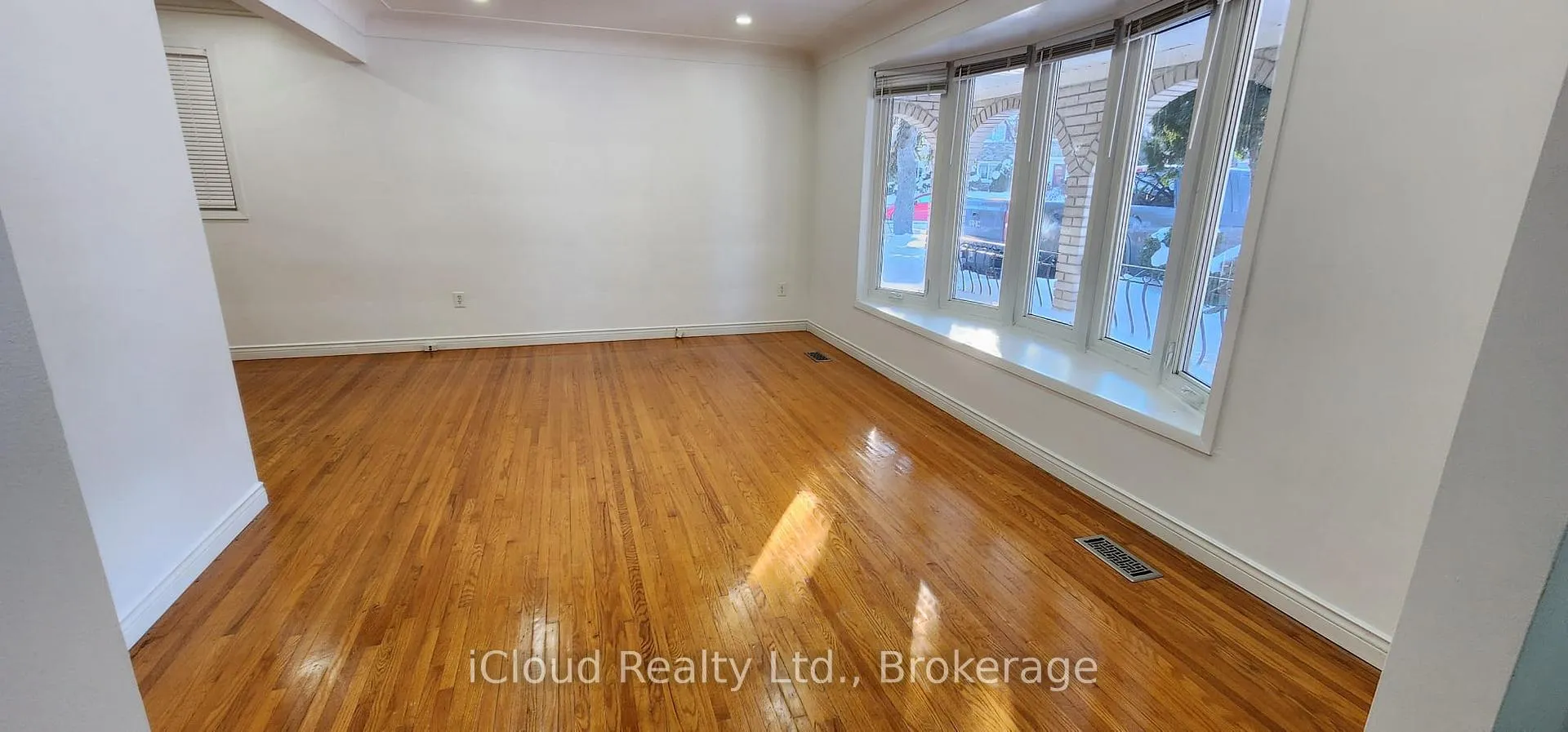 Photo 2 of 131 Victor Boulevard, Hamilton, Greeningdon — HOMEH