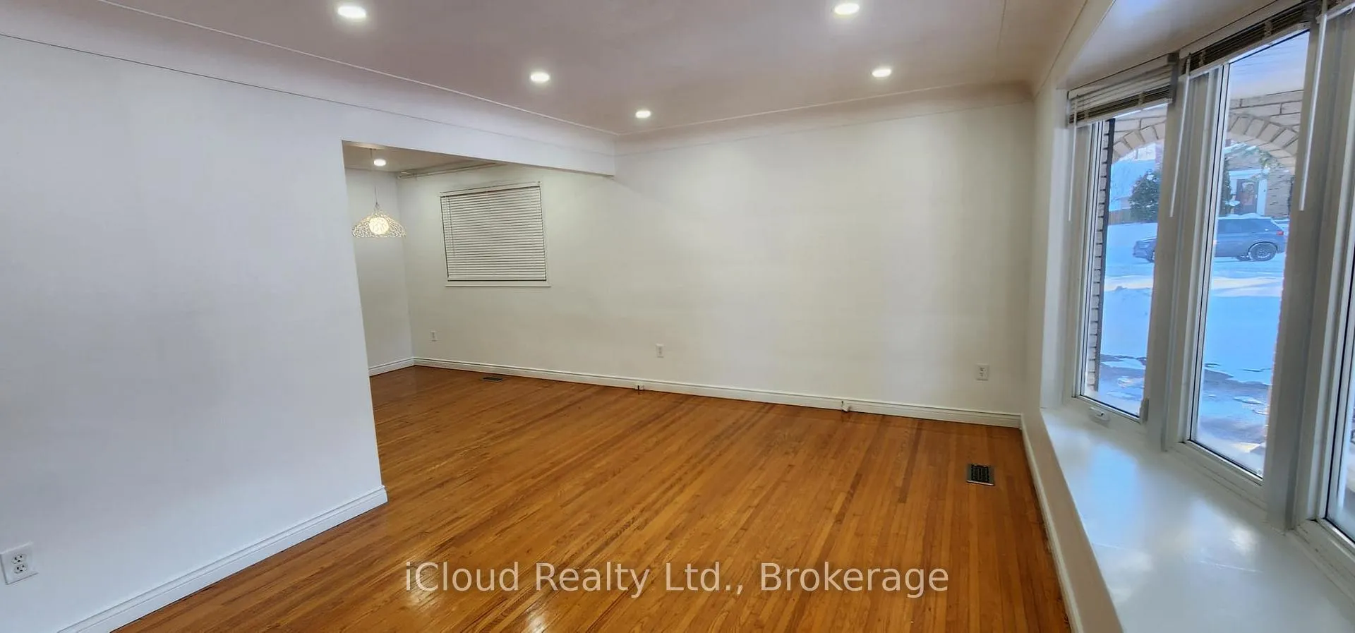 Photo 3 of 131 Victor Boulevard, Hamilton, Greeningdon — HOMEH