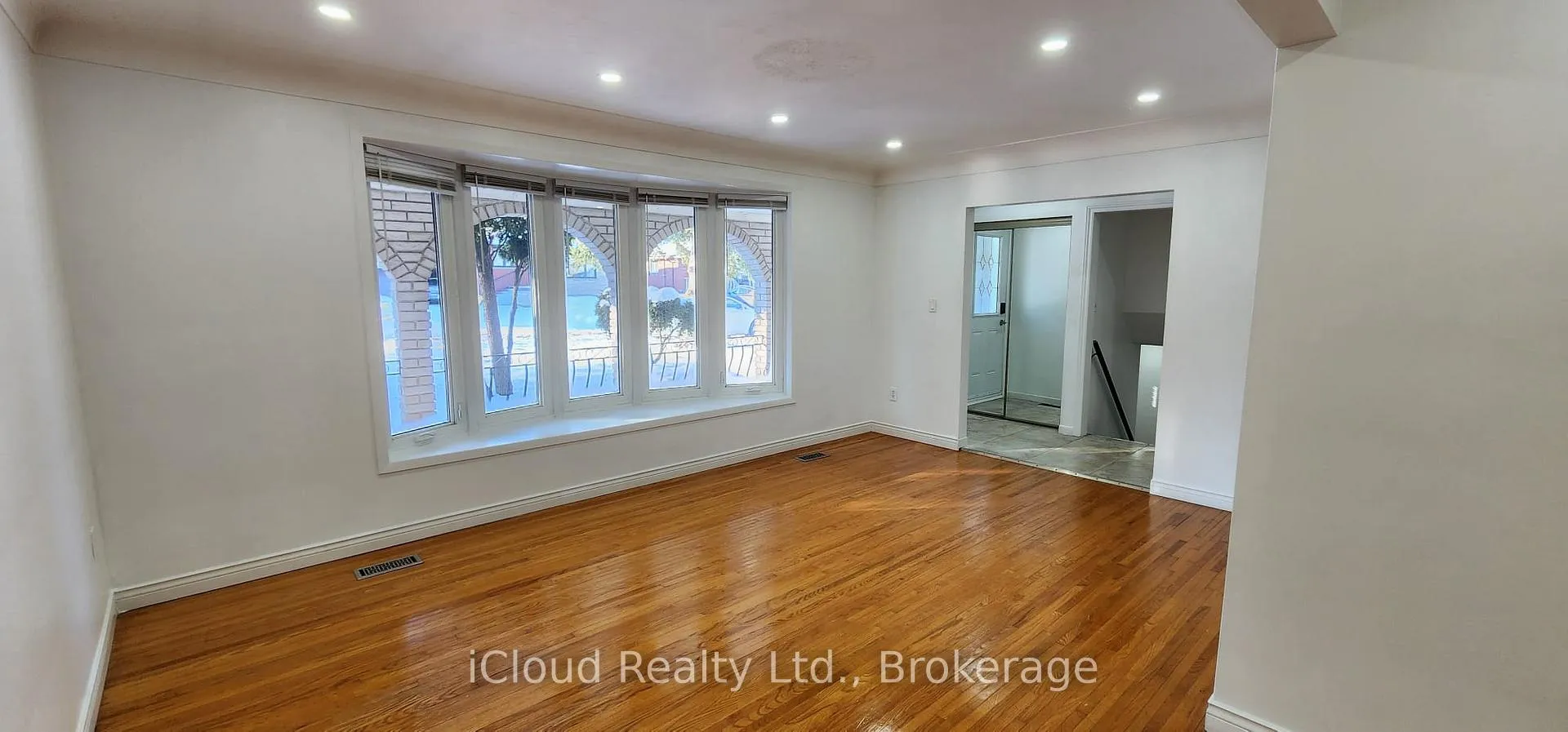Photo 5 of 131 Victor Boulevard, Hamilton, Greeningdon — HOMEH