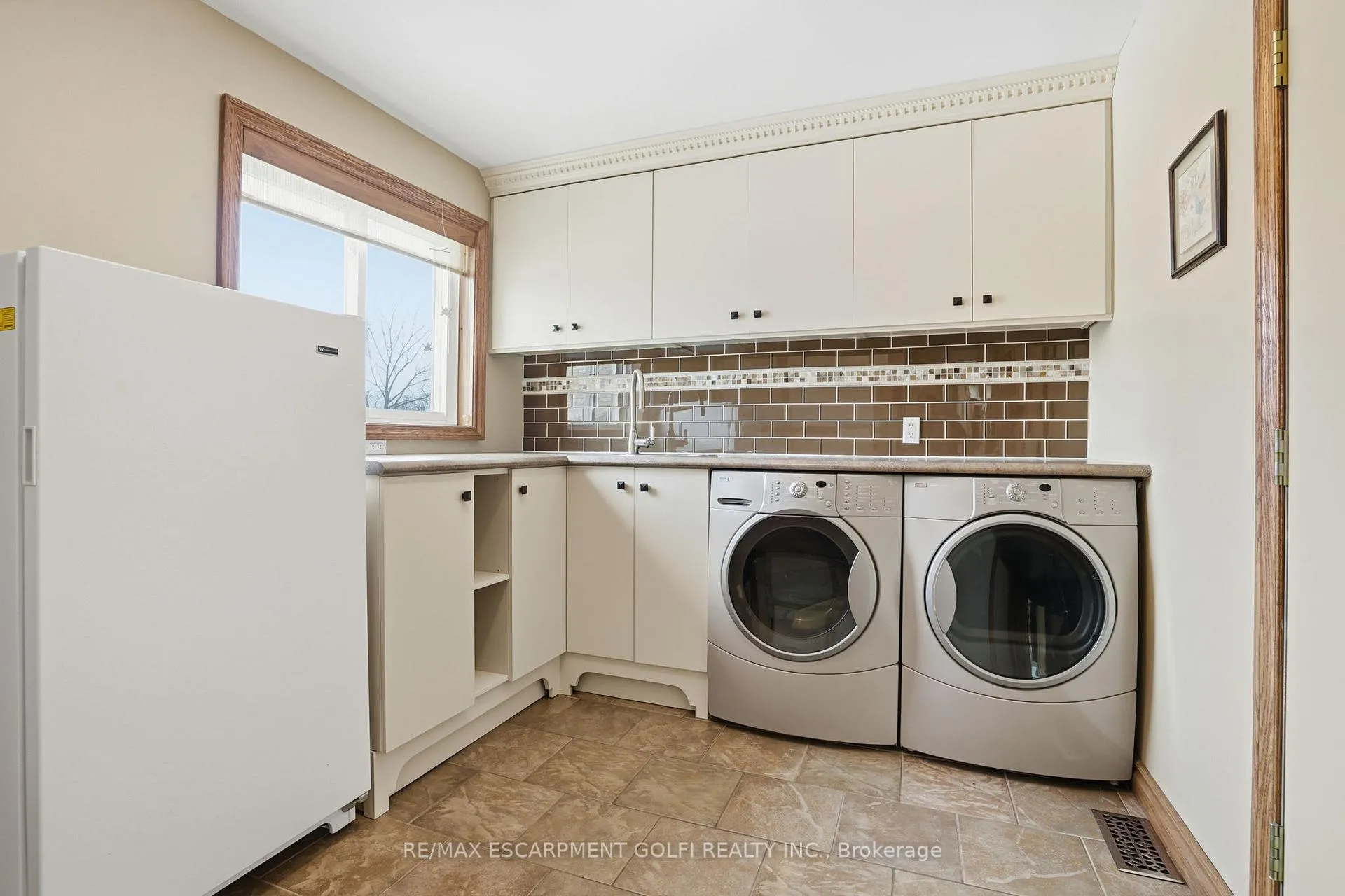 Photo 8 of 9 Lamb Court, Haldimand — HOMEH