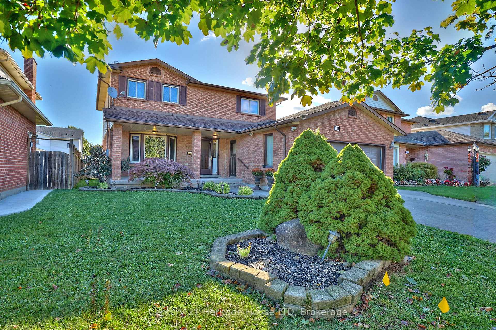 Photo 3 of 18 Bascary Crescent, St. Catharines, Rykert/Vansickle — HOMEH