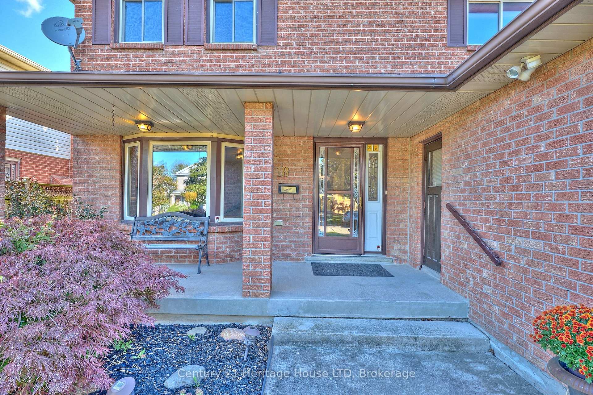 Photo 4 of 18 Bascary Crescent, St. Catharines, Rykert/Vansickle — HOMEH