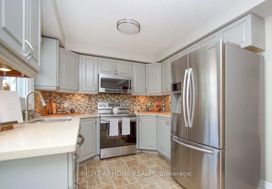 Photo 4 of 43 Wright Crescent, Ajax, Central — HOMEH