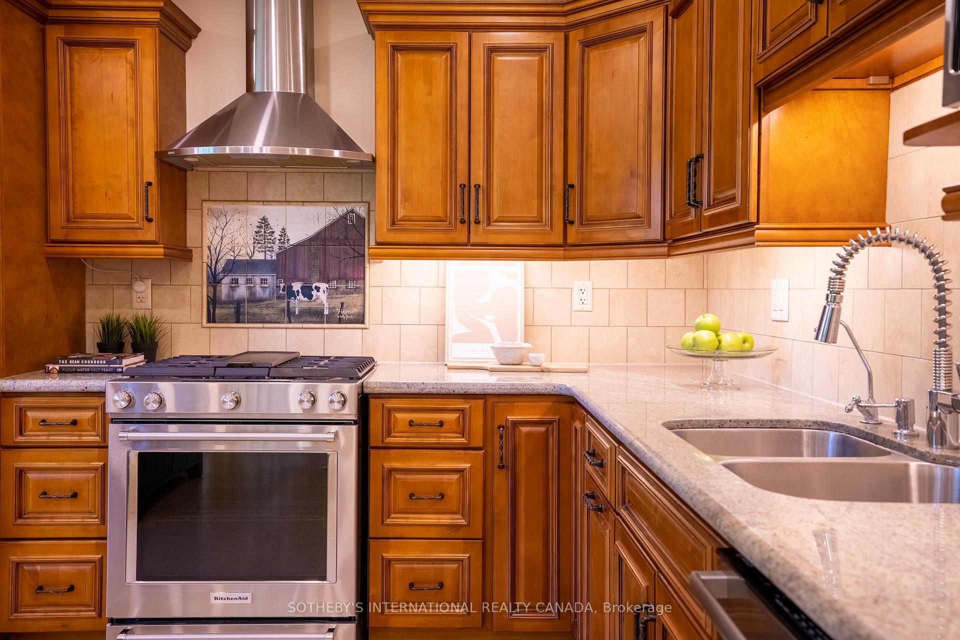 Photo 10 of 220 Old Yonge Street, Aurora, Aurora Village — HOMEH