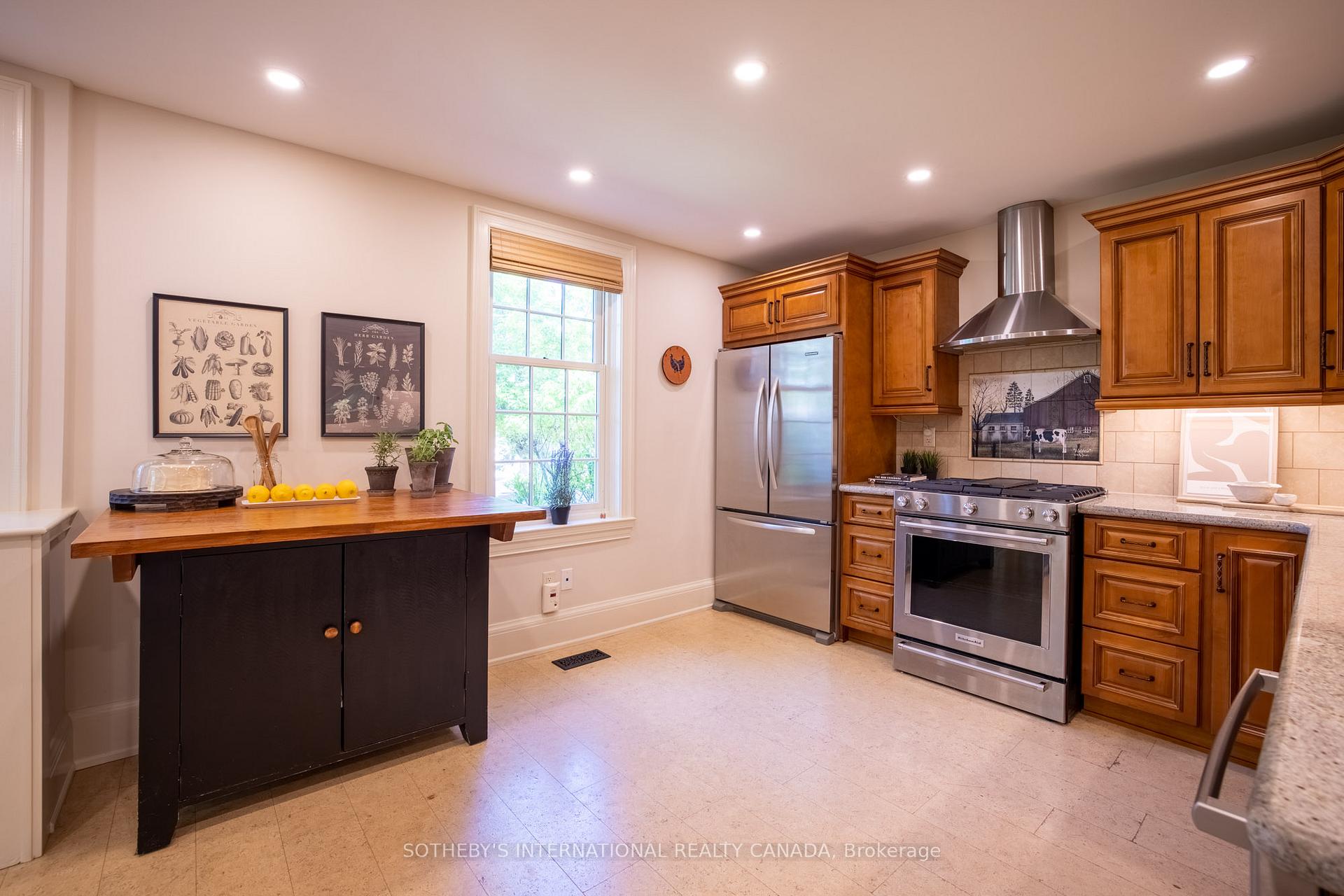Photo 12 of 220 Old Yonge Street, Aurora, Aurora Village — HOMEH