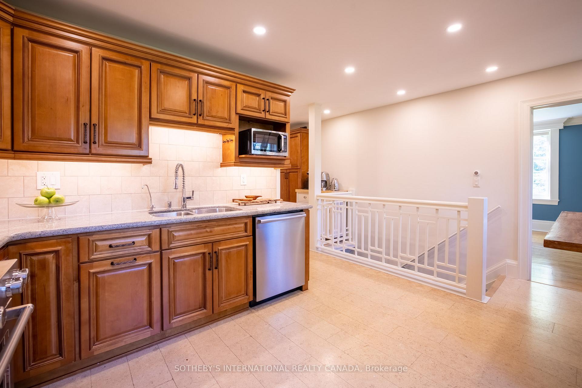 Photo 13 of 220 Old Yonge Street, Aurora, Aurora Village — HOMEH