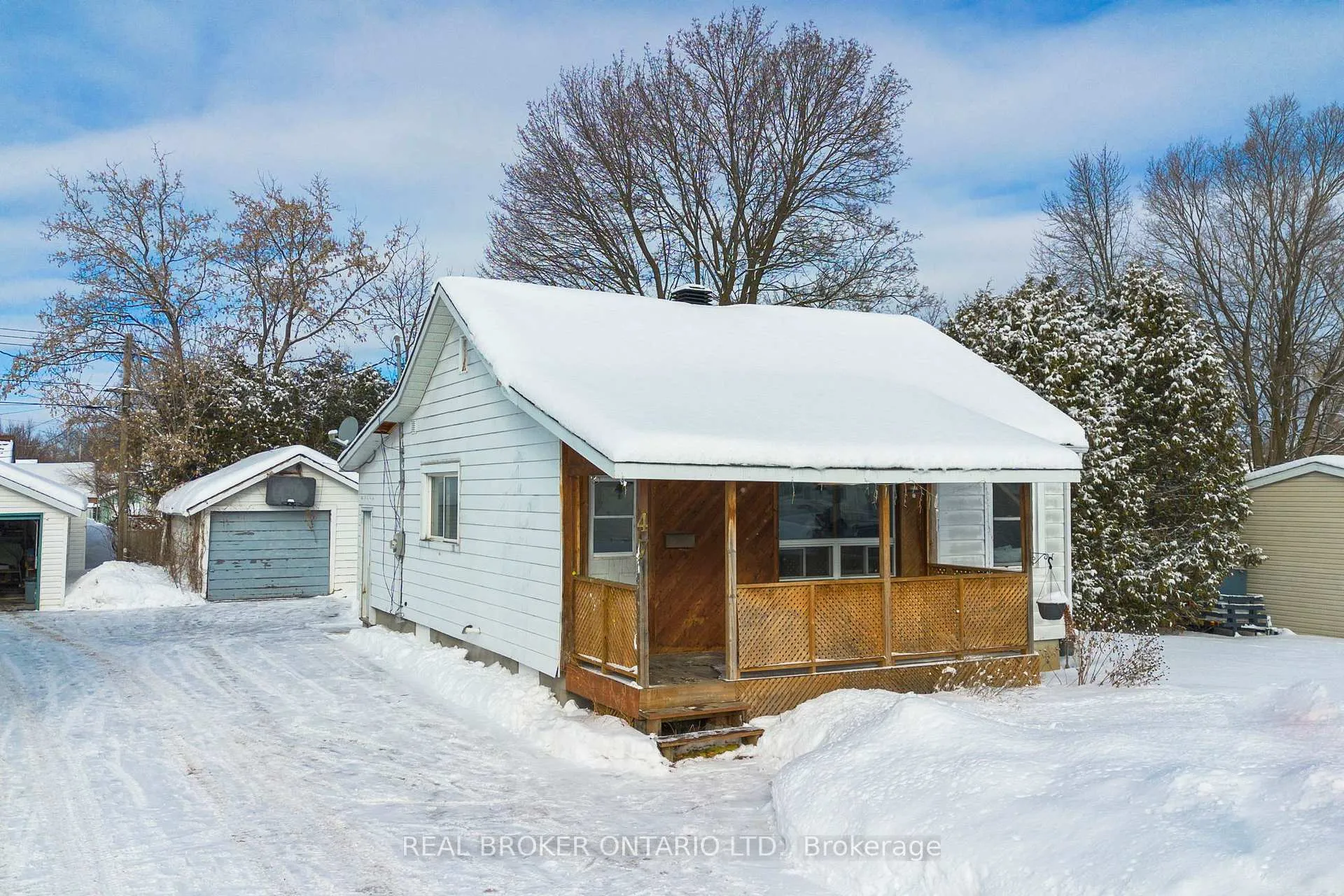 Photo 2 of 47 Pine Street, Smiths Falls — HOMEH