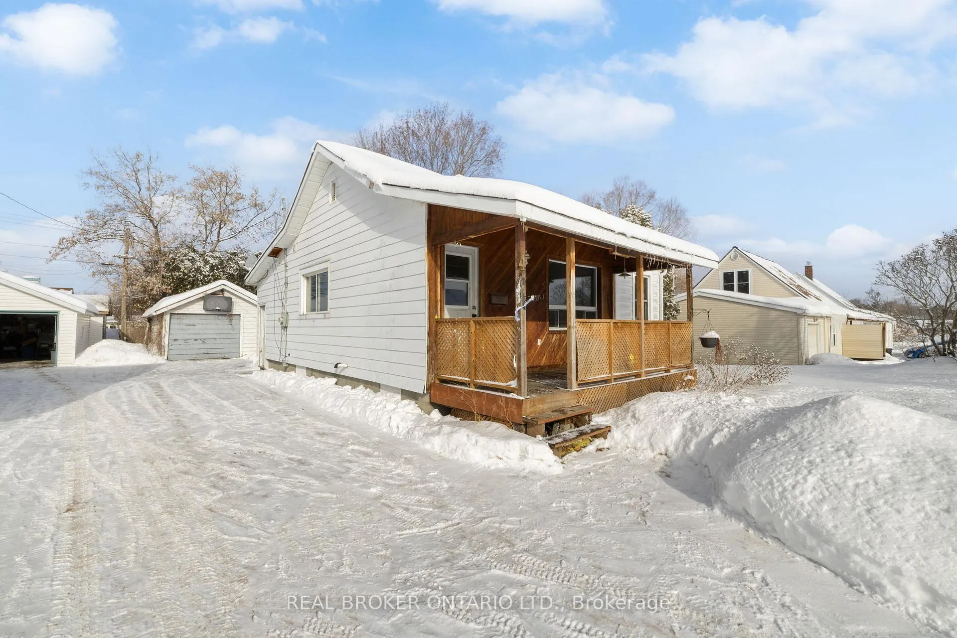 Photo 3 of 47 Pine Street, Smiths Falls — HOMEH