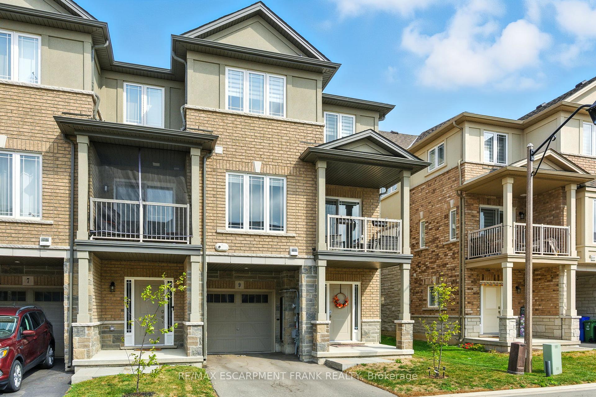Photo 2 of 9 Laguna Village Crescent, Hamilton, Stoney Creek — HOMEH