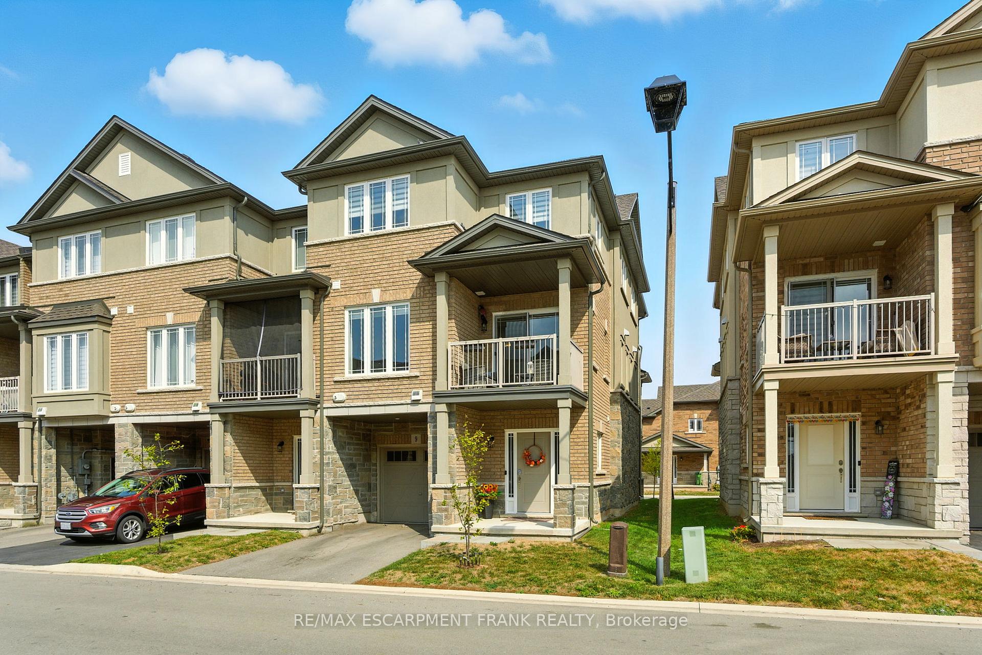 Photo 3 of 9 Laguna Village Crescent, Hamilton, Stoney Creek — HOMEH