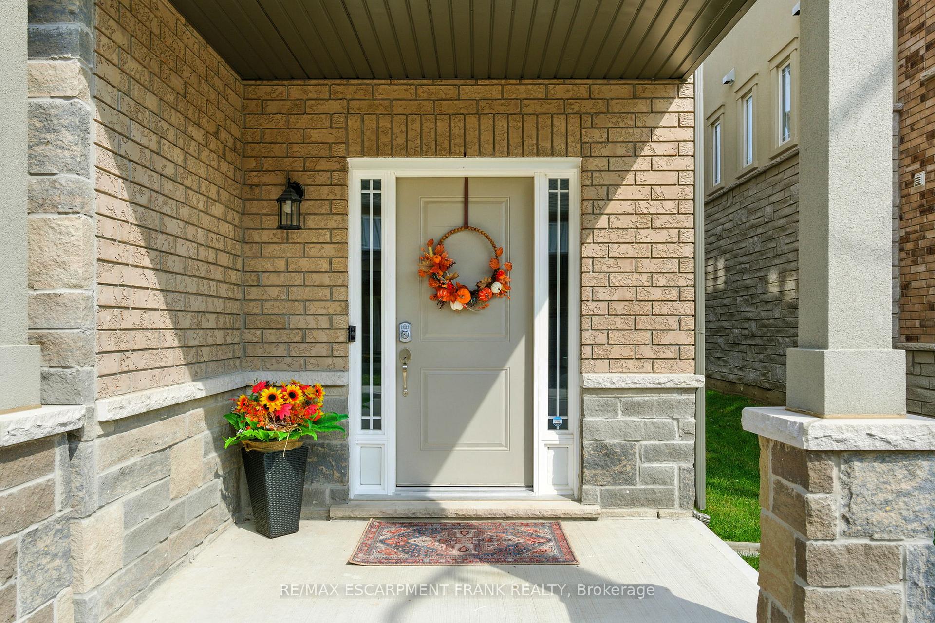 Photo 4 of 9 Laguna Village Crescent, Hamilton, Stoney Creek — HOMEH