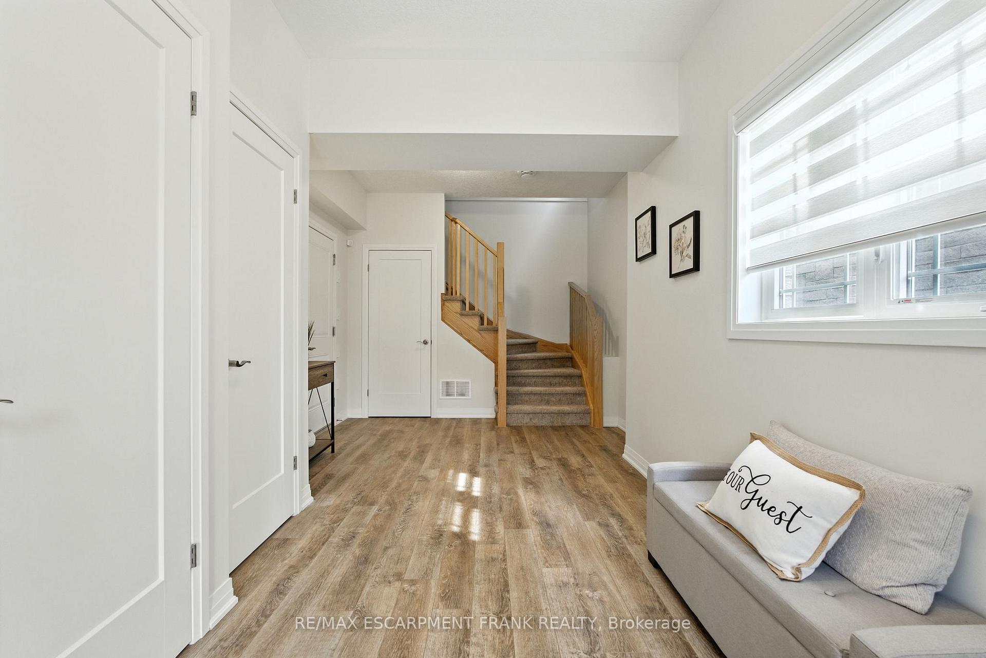 Photo 6 of 9 Laguna Village Crescent, Hamilton, Stoney Creek — HOMEH