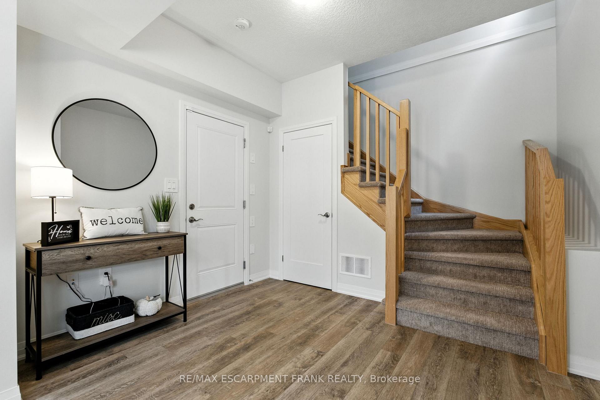 Photo 7 of 9 Laguna Village Crescent, Hamilton, Stoney Creek — HOMEH
