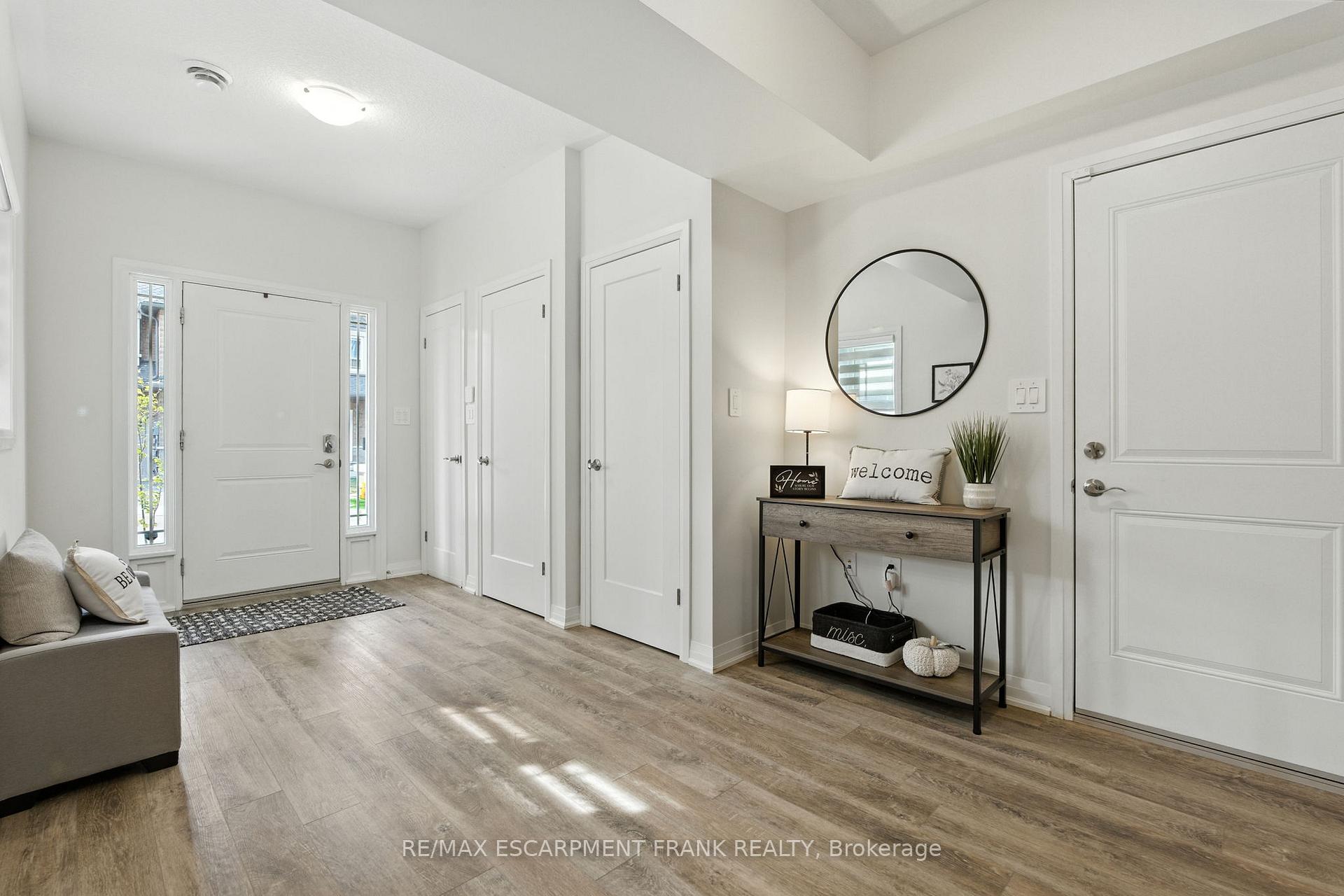 Photo 8 of 9 Laguna Village Crescent, Hamilton, Stoney Creek — HOMEH