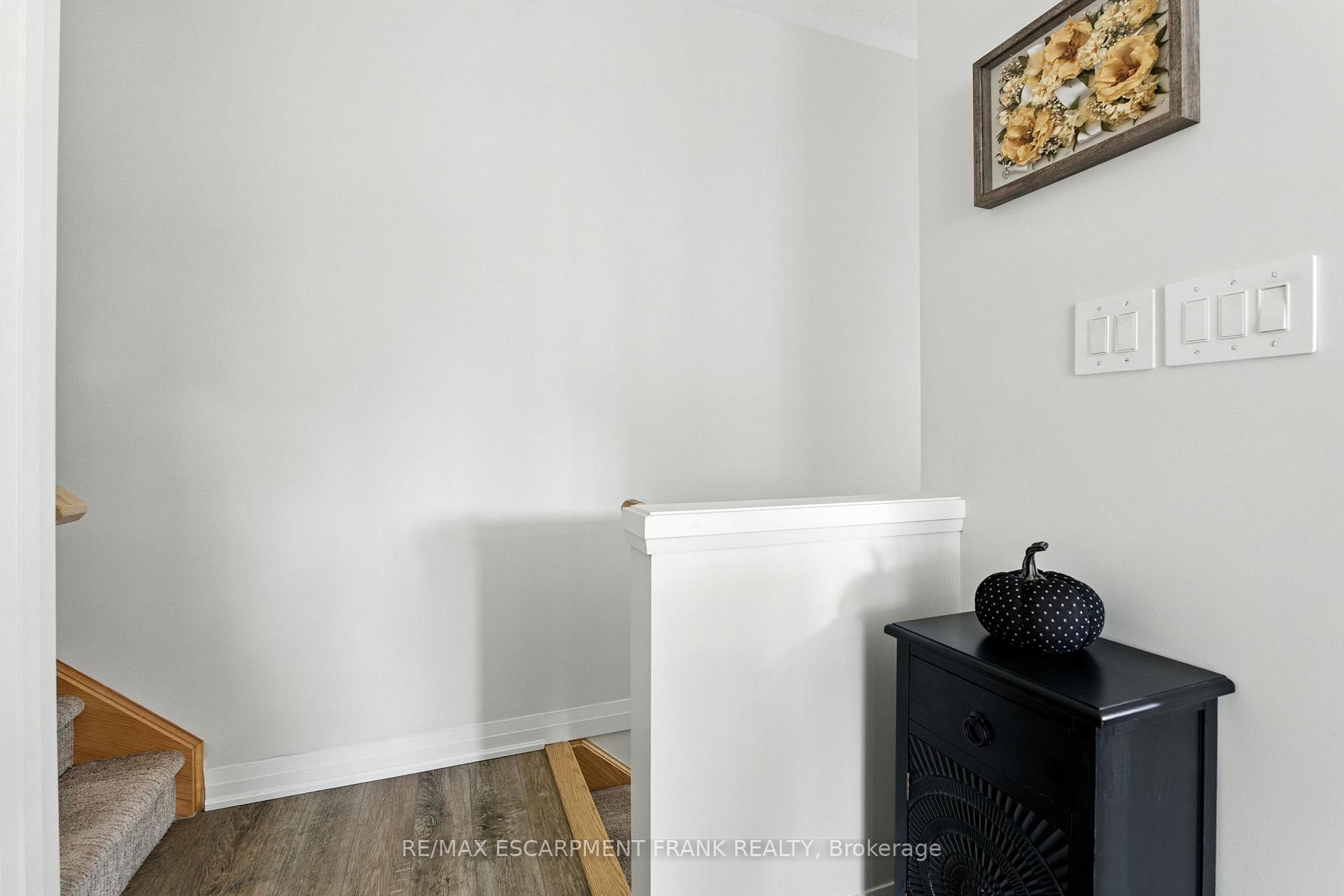 Photo 9 of 9 Laguna Village Crescent, Hamilton, Stoney Creek — HOMEH