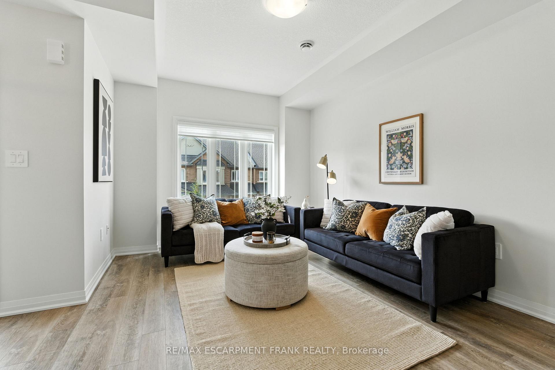 Photo 10 of 9 Laguna Village Crescent, Hamilton, Stoney Creek — HOMEH