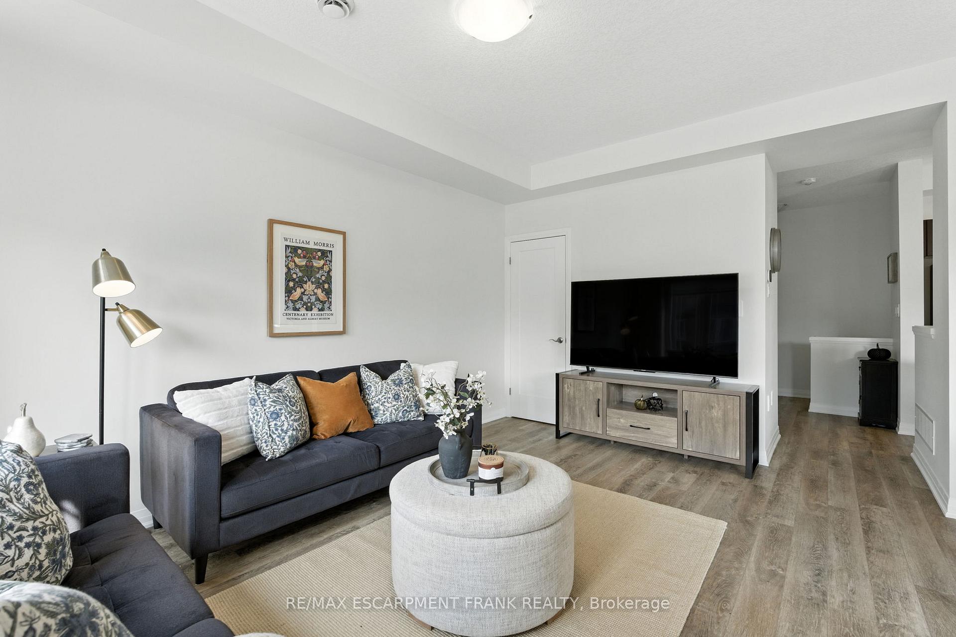 Photo 12 of 9 Laguna Village Crescent, Hamilton, Stoney Creek — HOMEH