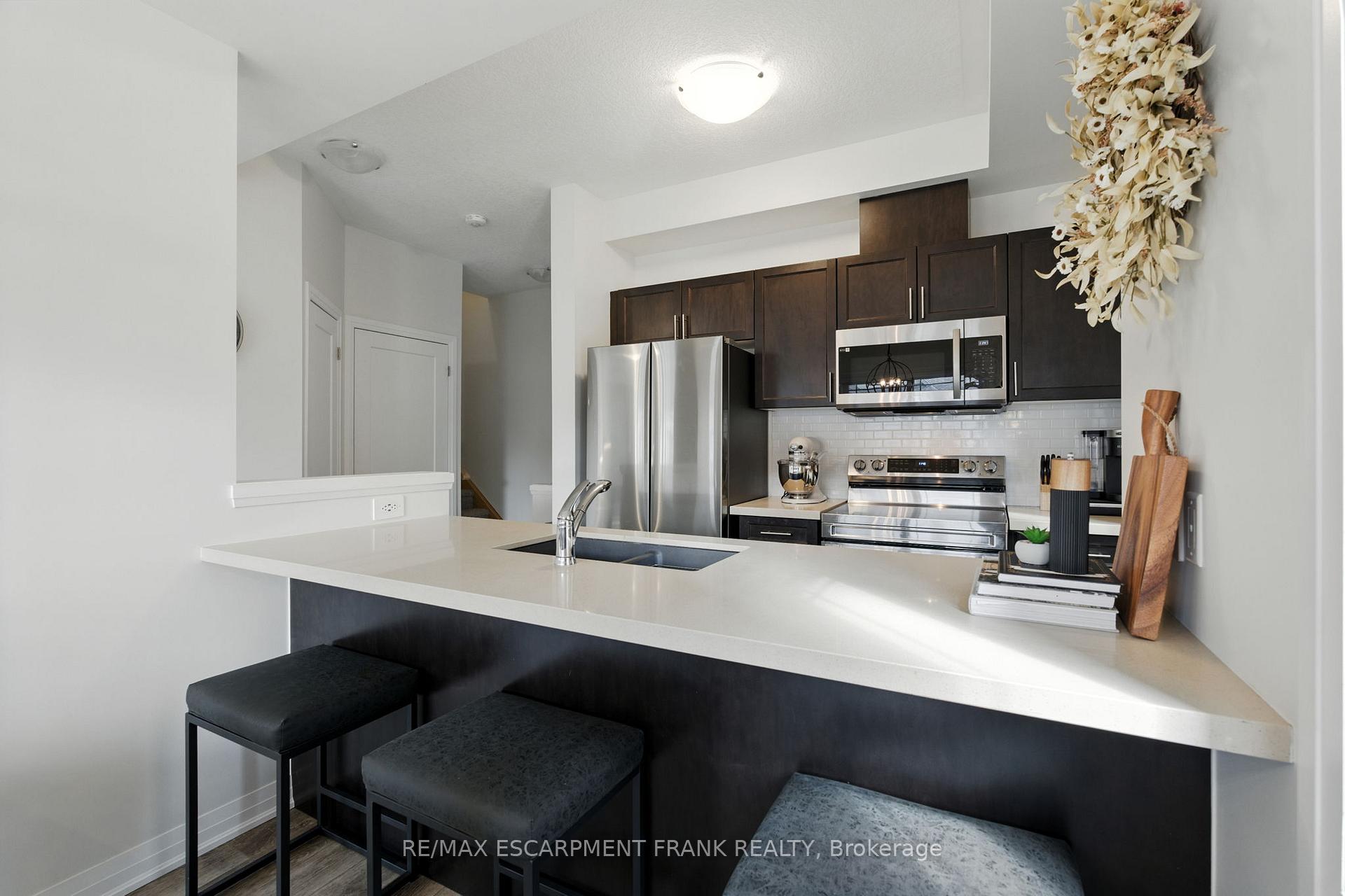 Photo 20 of 9 Laguna Village Crescent, Hamilton, Stoney Creek — HOMEH