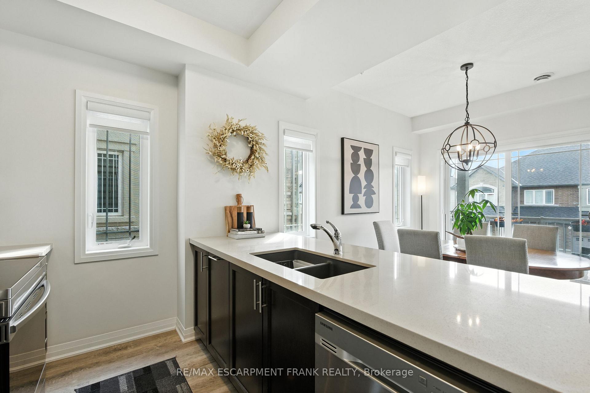 Photo 21 of 9 Laguna Village Crescent, Hamilton, Stoney Creek — HOMEH