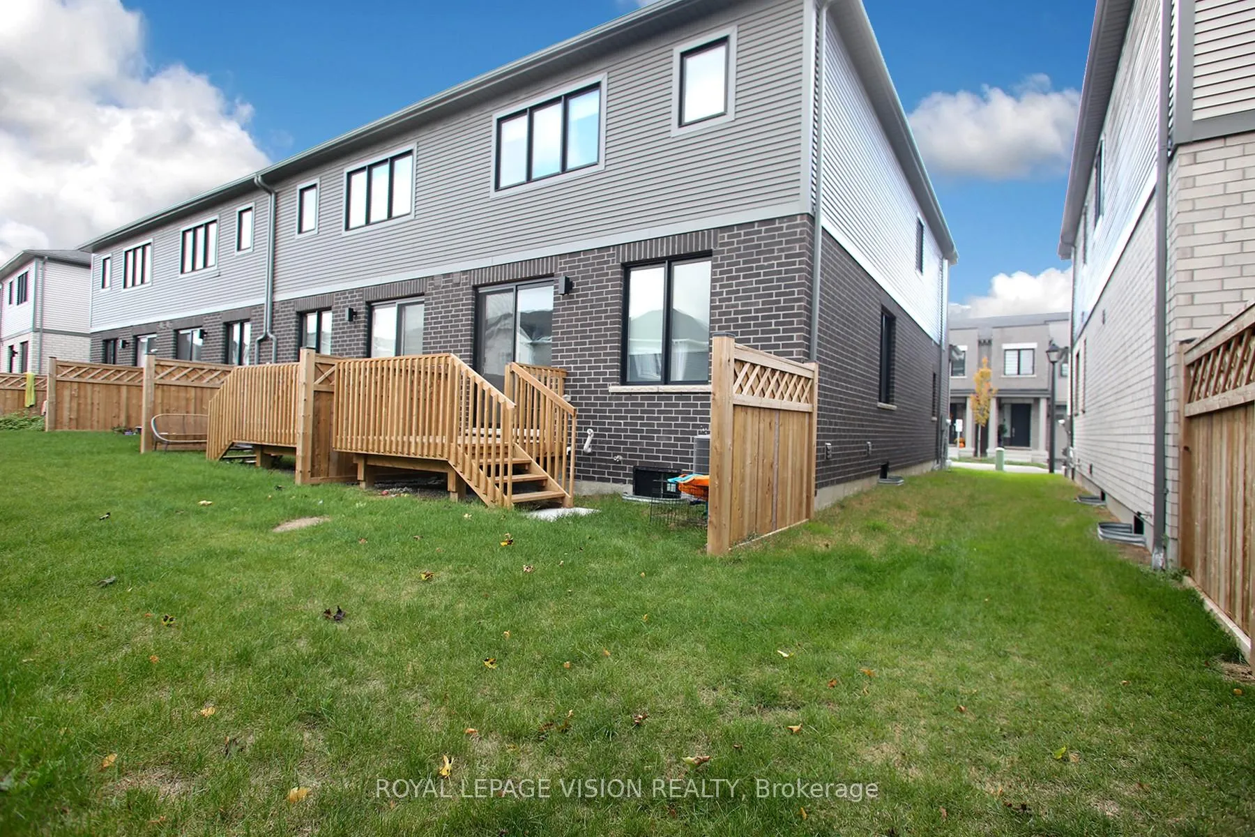 Photo 24 of 21 Sorbara Way, Whitby, Brooklin — HOMEH