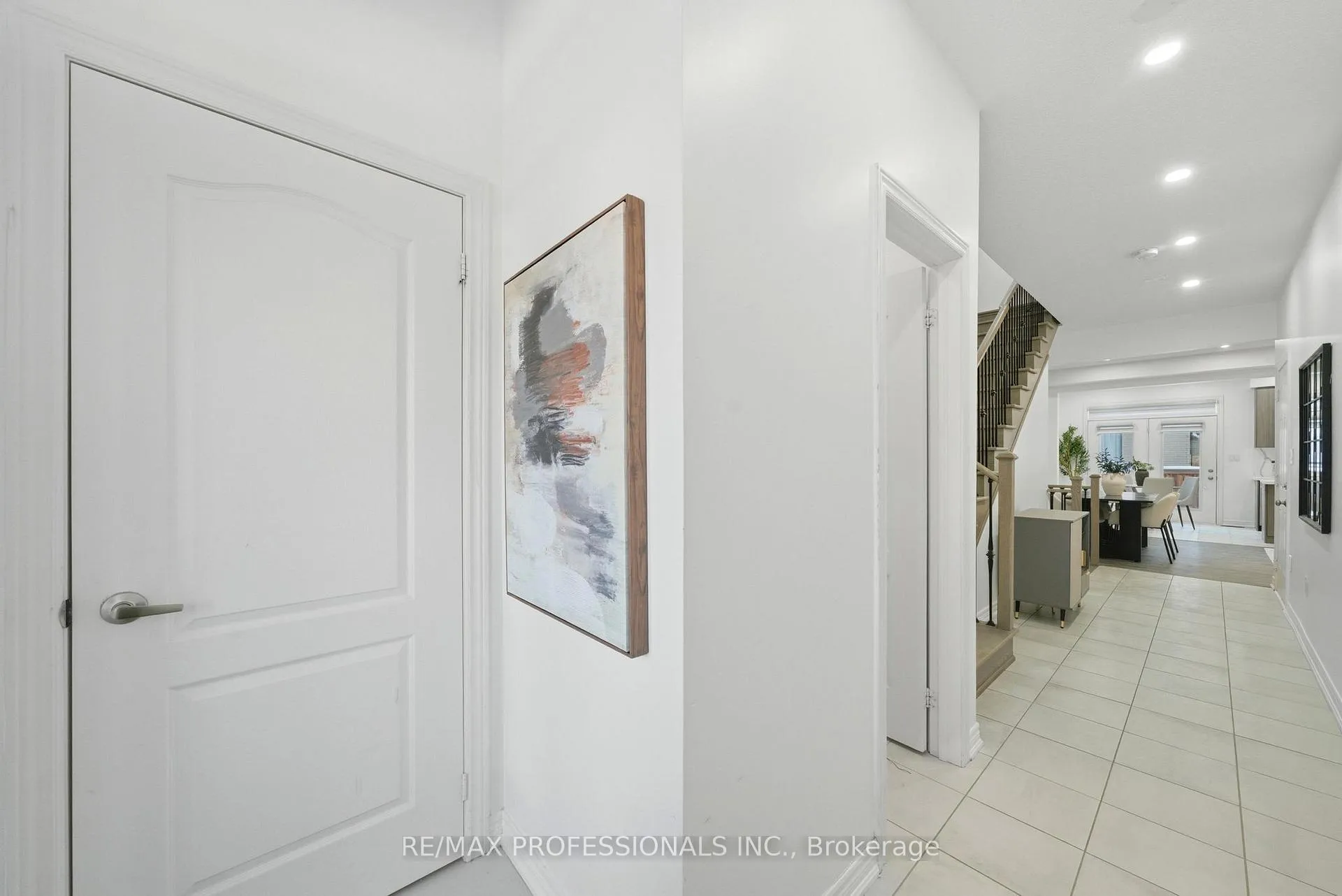 Photo 2 of 7 Westfield Crescent, Hamilton, Waterdown — HOMEH