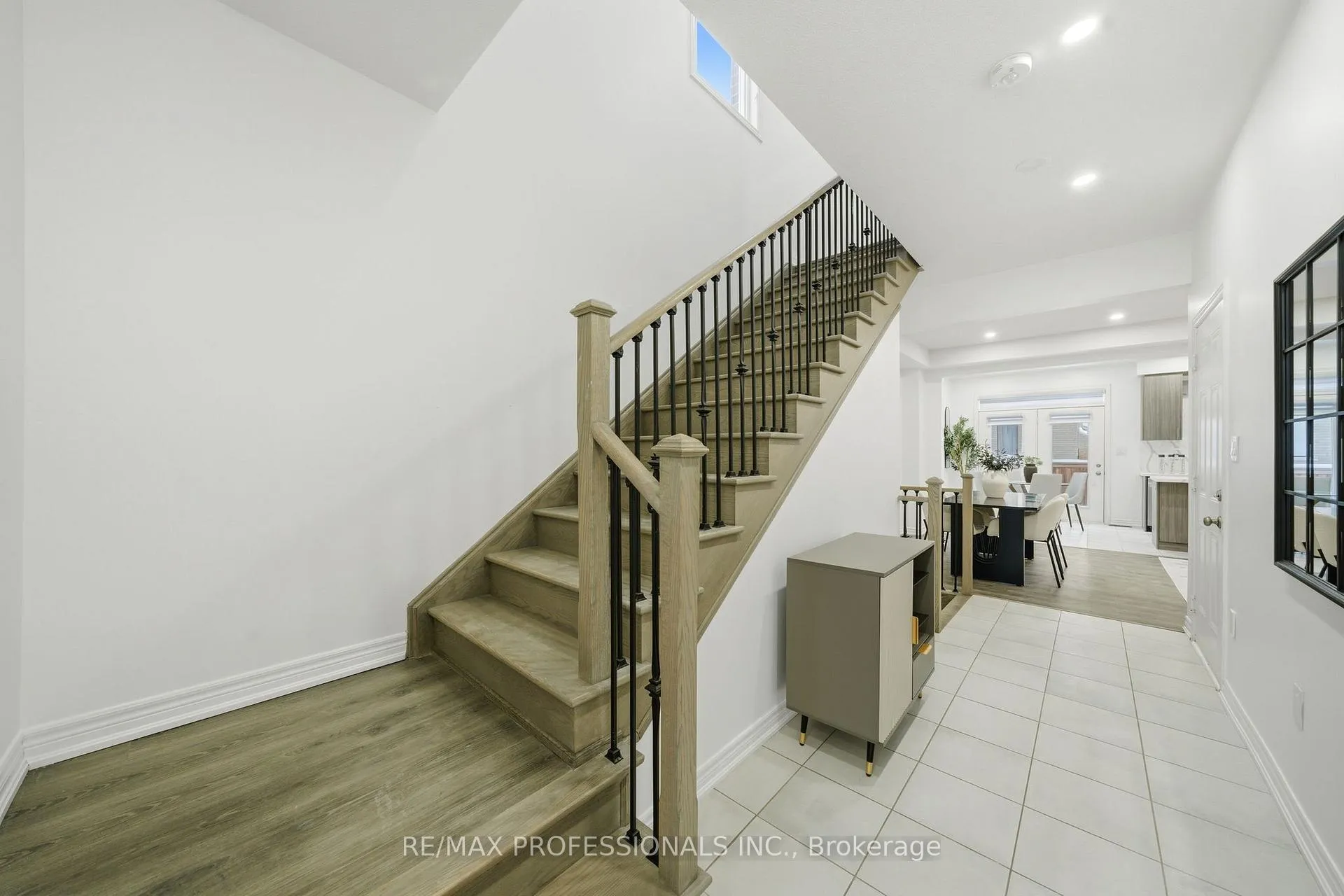 Photo 3 of 7 Westfield Crescent, Hamilton, Waterdown — HOMEH