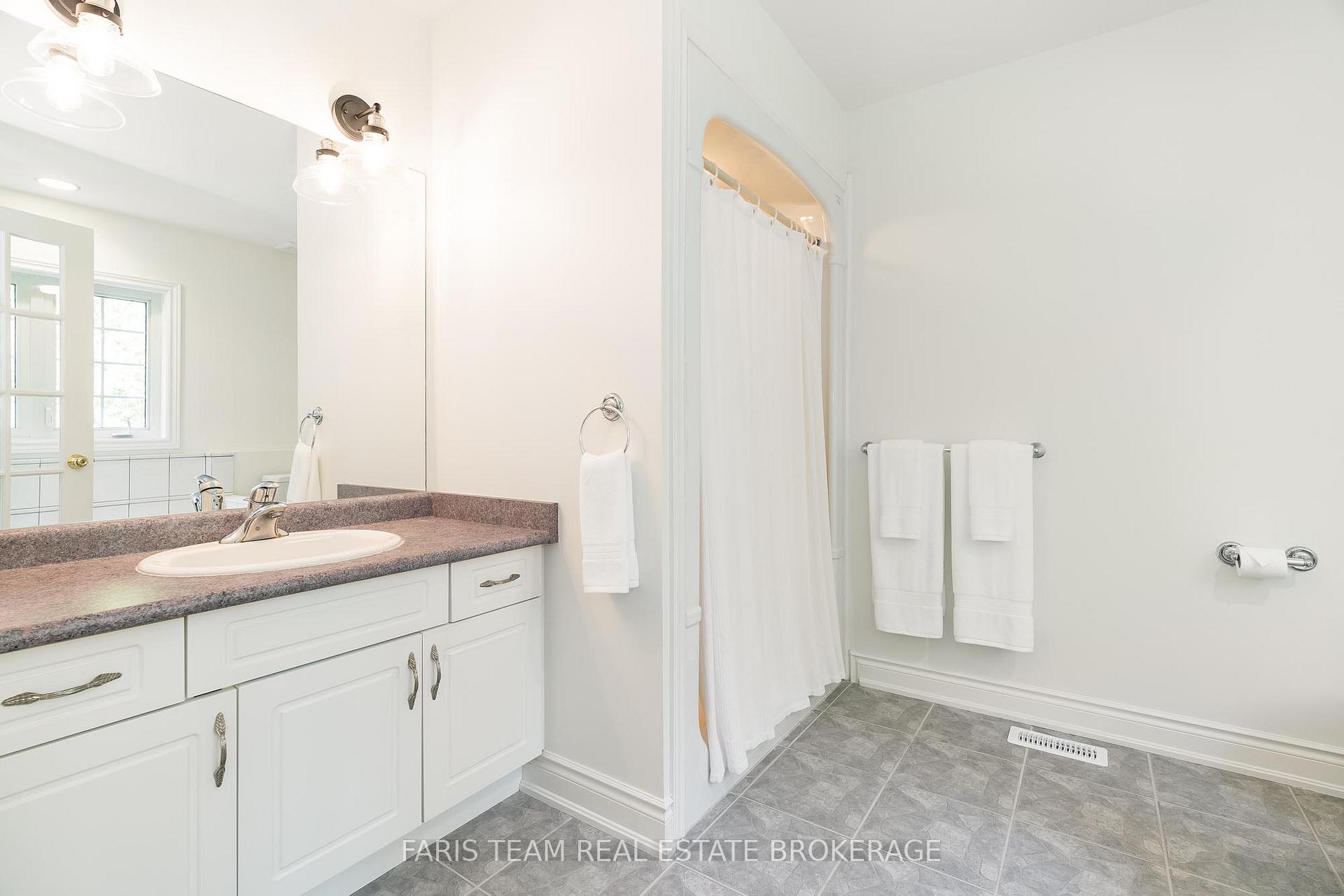 Photo 14 of 7 Glenhuron Drive, Springwater, Midhurst — HOMEH