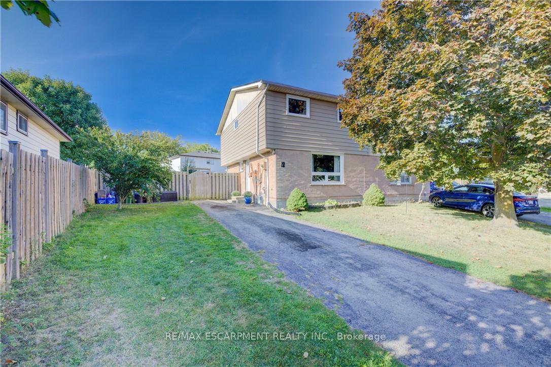 Photo 2 of 7 Fuller Court, Hamilton, Stoney Creek Mountain — HOMEH