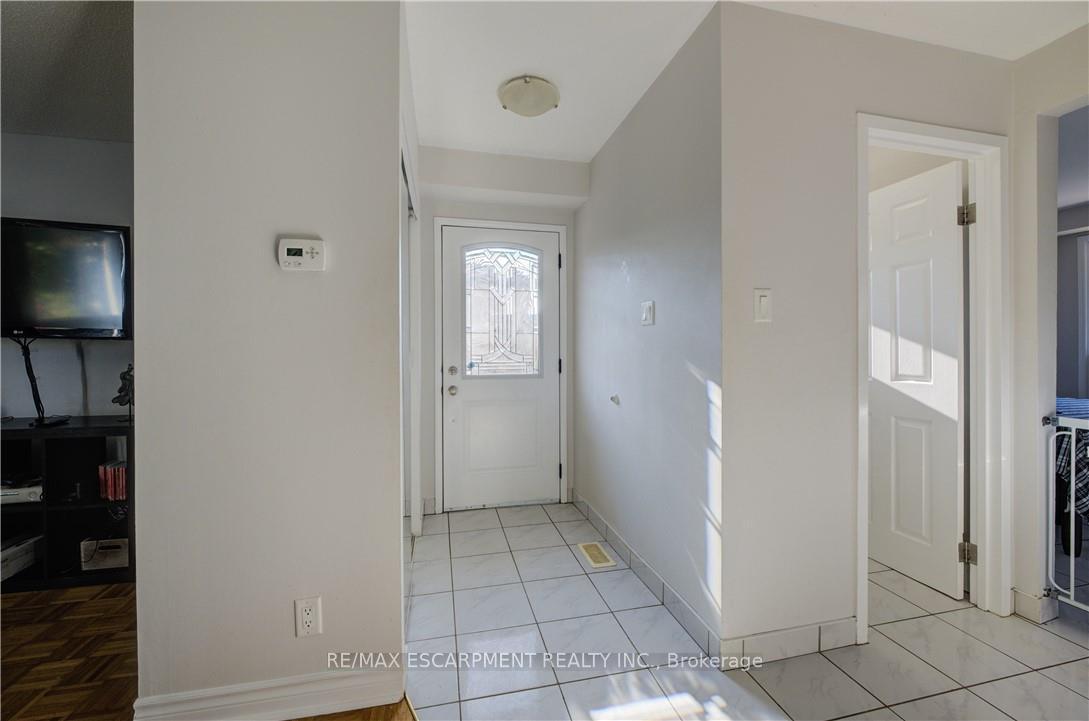 Photo 3 of 7 Fuller Court, Hamilton, Stoney Creek Mountain — HOMEH