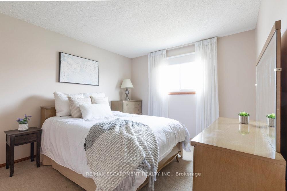 Photo 13 of 87 Strawberry Drive, Hamilton, Riverdale — HOMEH