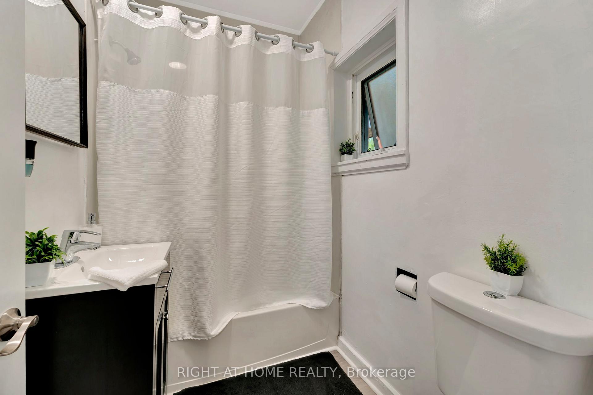 Photo 12 of 462 Upper Wellington Street, Hamilton, Centremount — HOMEH