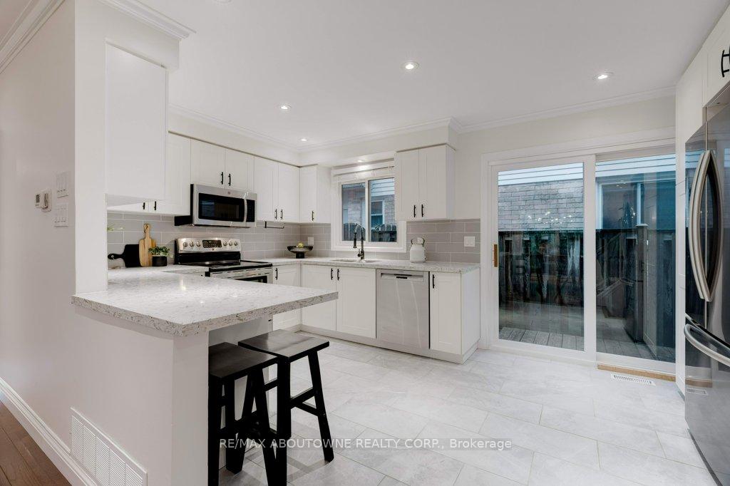 Photo 10 of 814 Miriam Crescent, Burlington, Brant — HOMEH