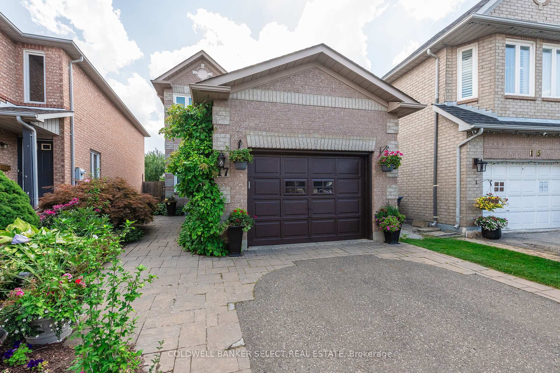 Photo 3 of 17 Saddletree Trail, Brampton, Brampton West — HOMEH
