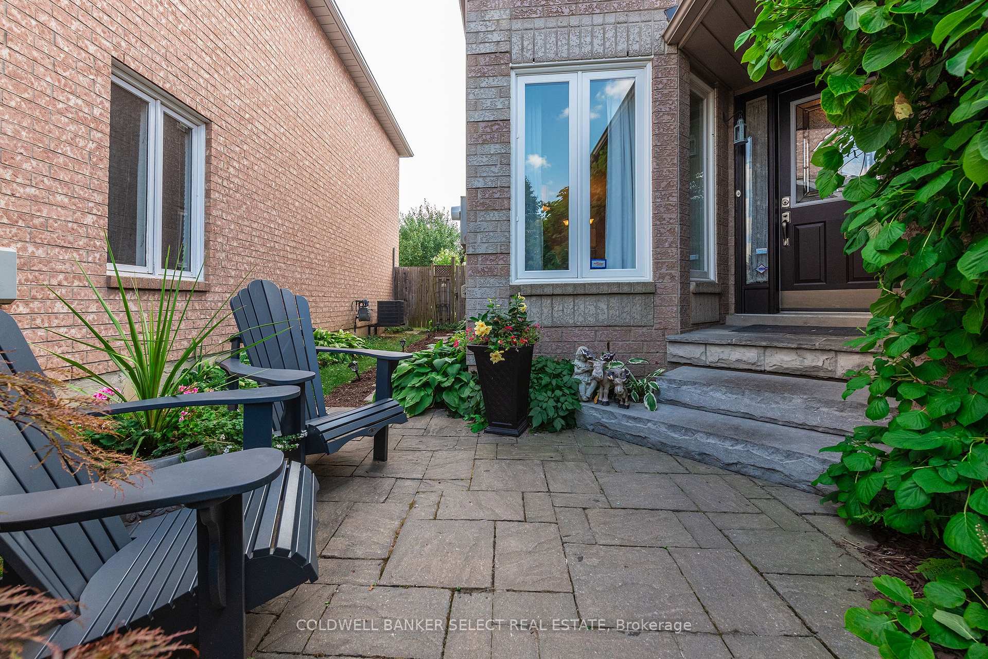 Photo 4 of 17 Saddletree Trail, Brampton, Brampton West — HOMEH